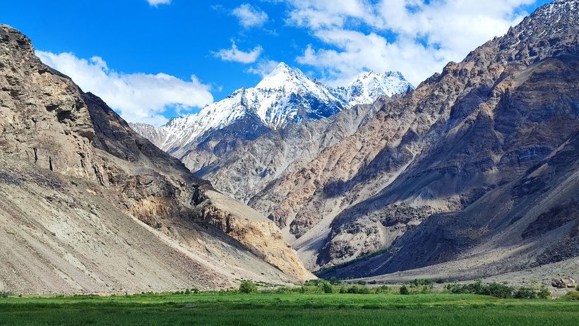 The view of a narrow valley next to Ghudara